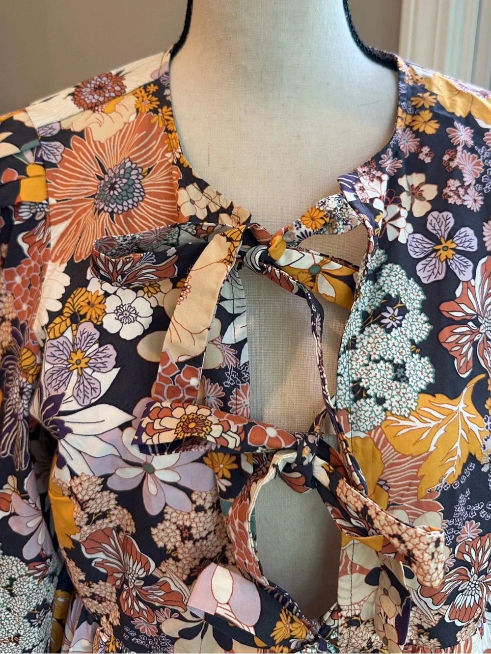 Listicle Bold Floral Tie-Front Babydoll balloon sleeve Top Charcoal Peplum Large - Picture 2 of 7
